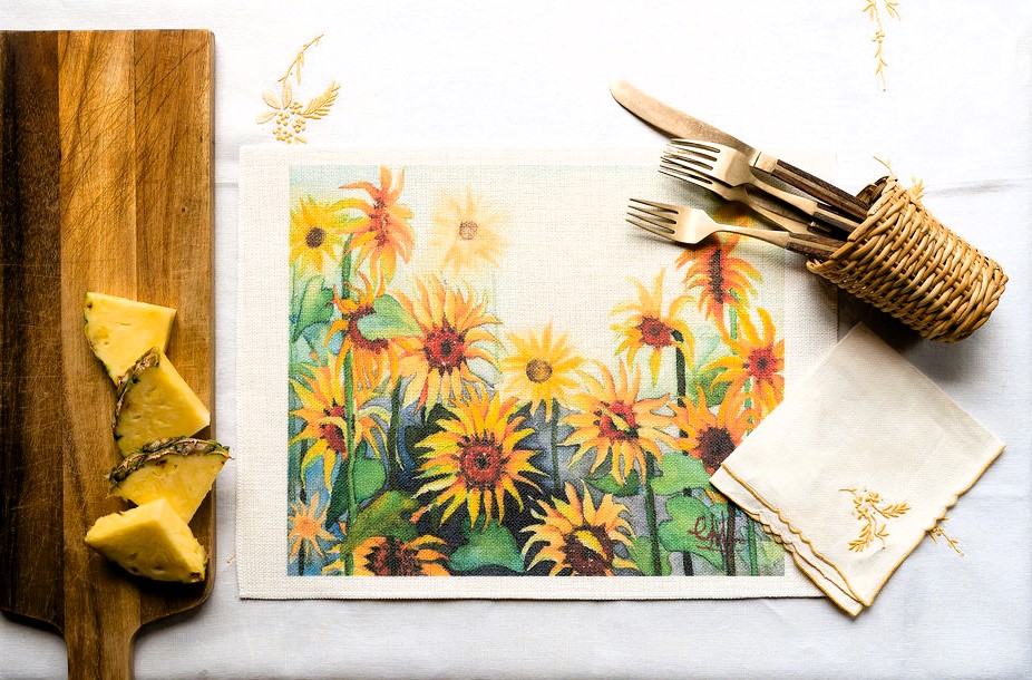 Una tovaglietta che celebra il girasole, simbolo di energia e positività. L'artista Yong Liang Chia cattura con maestria il movimento dei petali sotto la luce del sole.