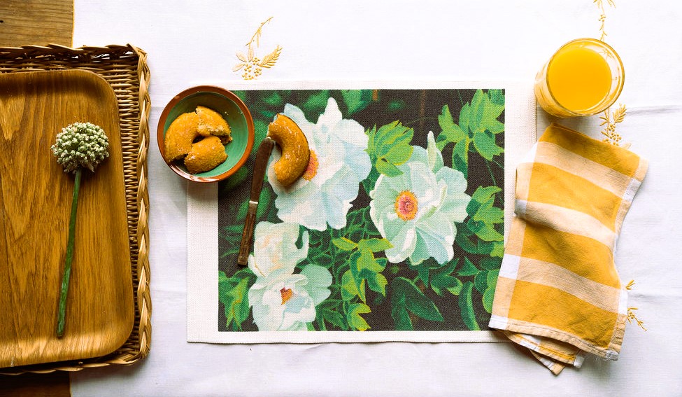 Un'opera d'arte delicata che rappresenta le peonie bianche in tutta la loro bellezza, con il tocco raffinato di Jung Eon Hwang, che cattura l'eleganza dei fiori in un contesto di tranquillità naturale.