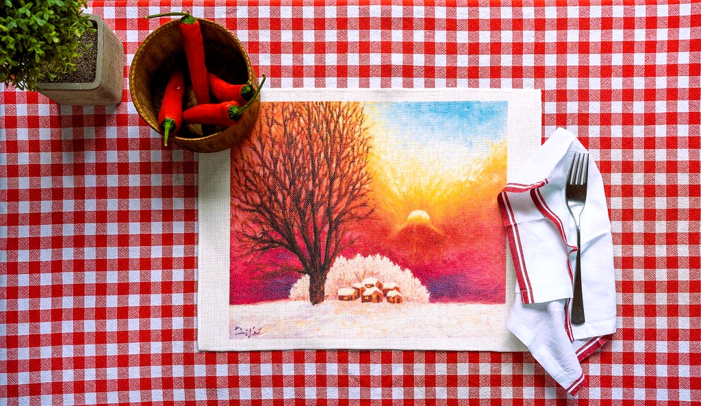 Una tovaglietta che celebra la bellezza e la saggezza di un vecchio albero al tramonto, simbolo di rinnovamento e speranza, come interpretato dall'artista Hwan Heo.