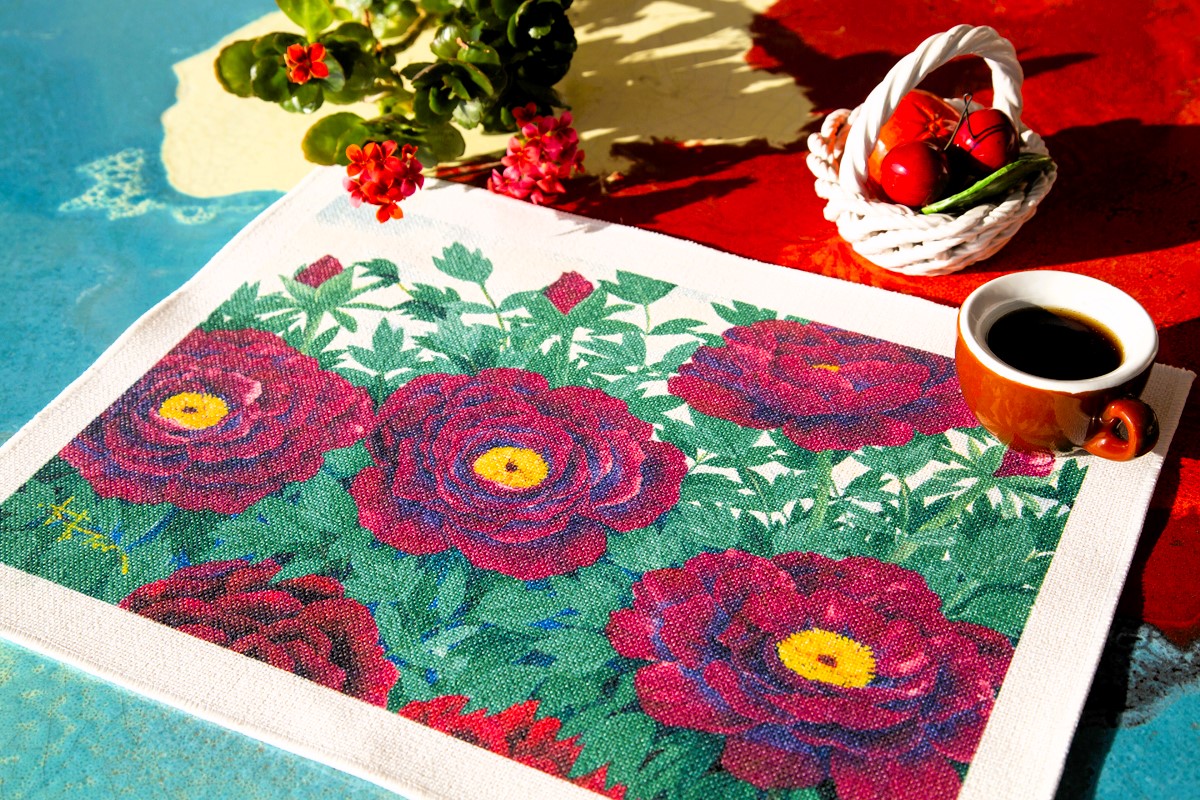 Una tovaglietta raffigurante una splendida composizione di peonie viola, dove i colori vivaci delle fiori si fondono con l'eleganza dell'arte di Hyung Jae Yim, che cattura l'essenza di una natura raffinata e vibrante.