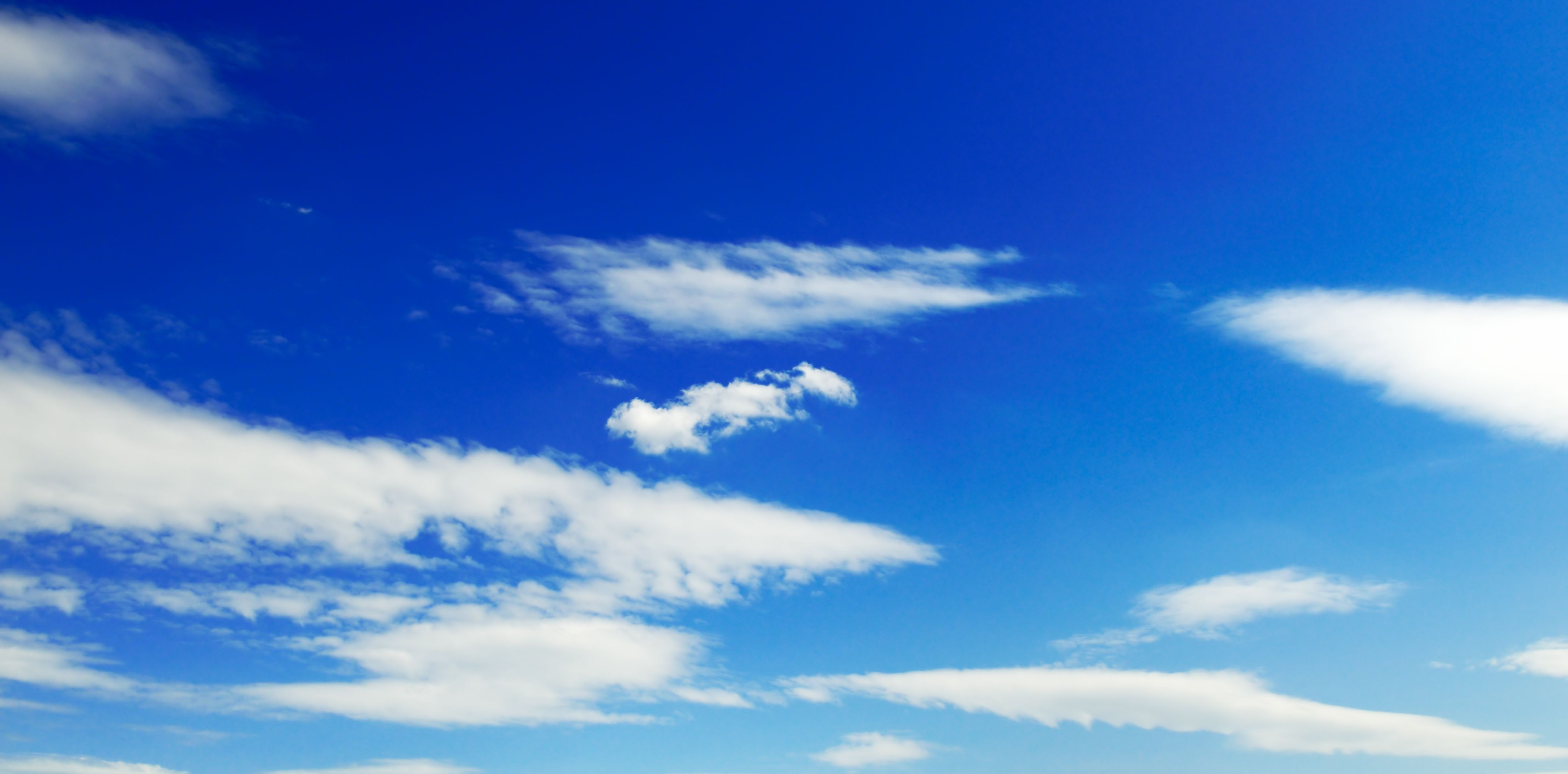  Un cielo sereno con nuvole bianche.