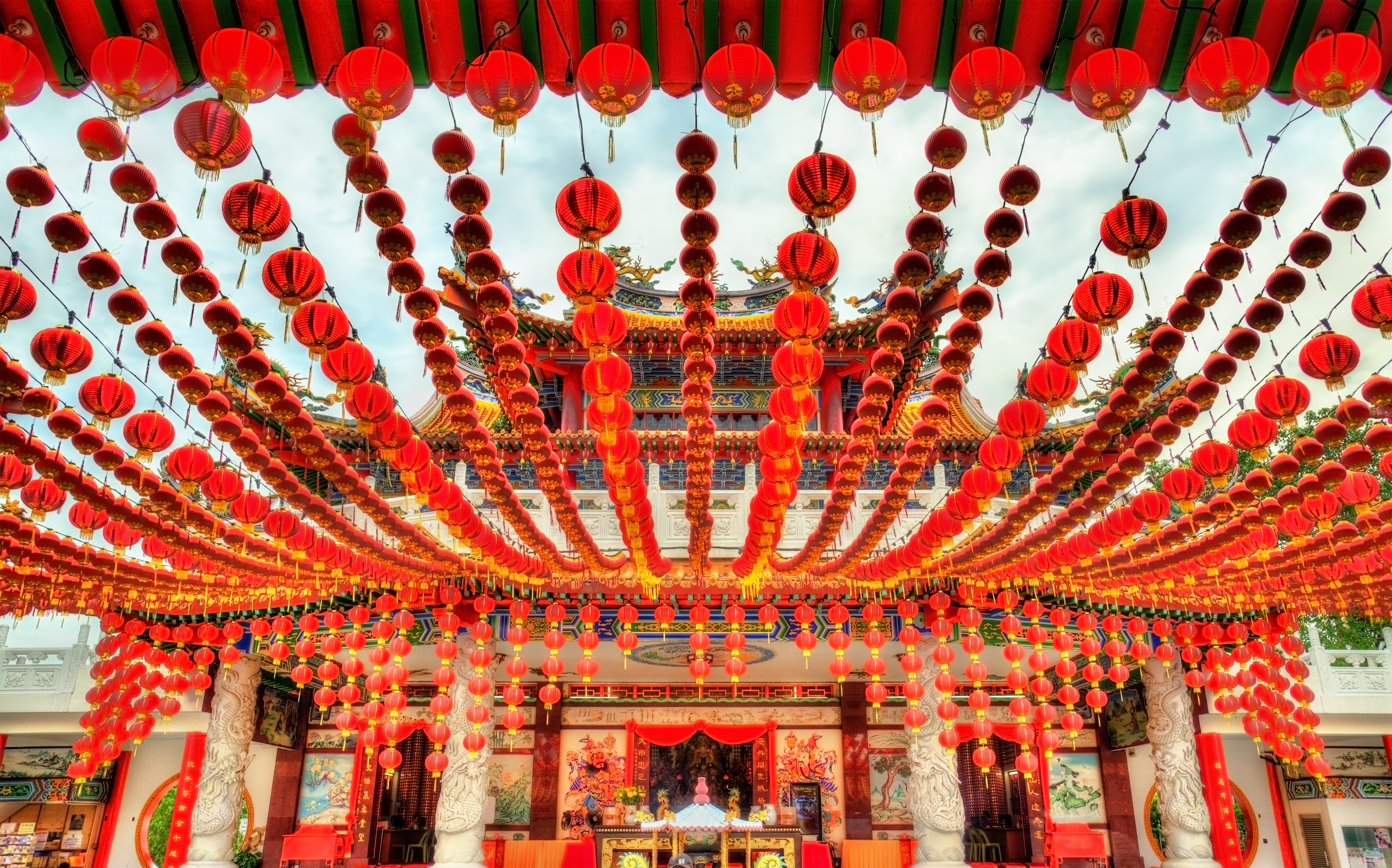Decorazioni rosse nella cultura cinese simbolo di fortuna e prosperità.