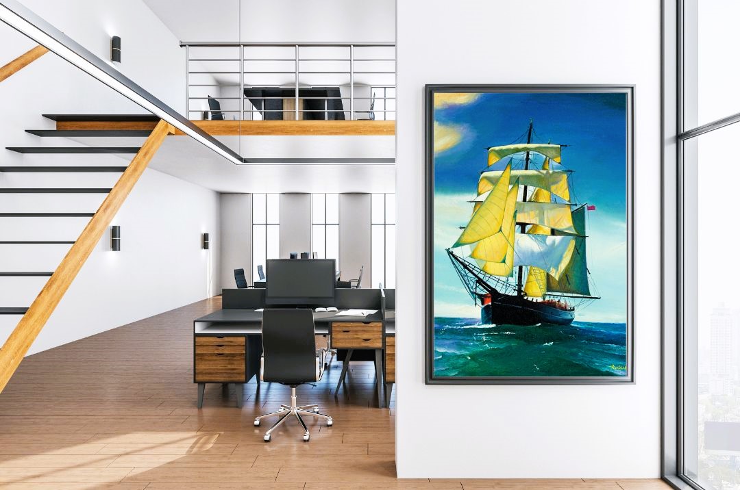 Ufficio moderno con soppalco e un grande quadro artistico di un veliero con vele gialle che naviga su un mare azzurro, ideale per infondere un senso di avventura e dinamismo nello spazio di lavoro.
