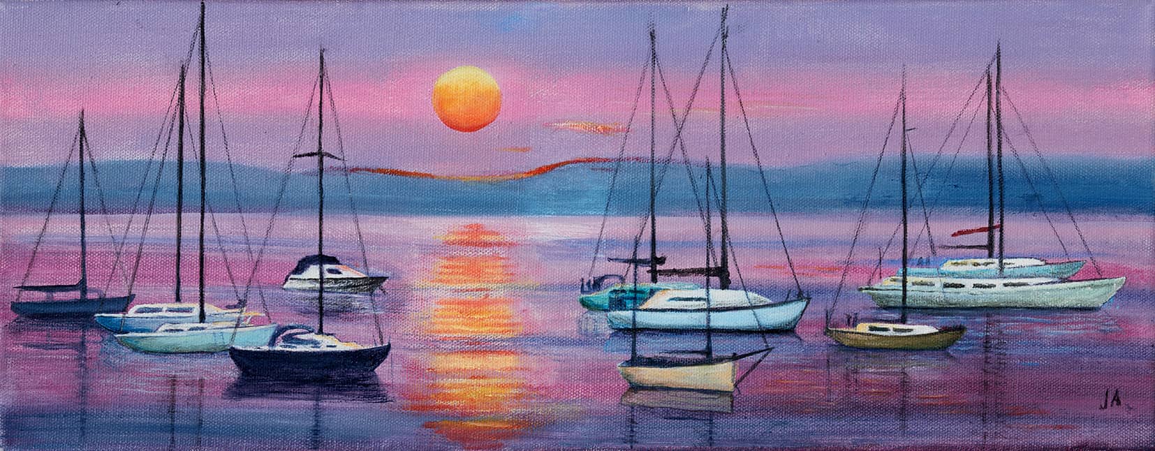 Barche a vela al tramonto con cielo arancione e riflessi sull'acqua