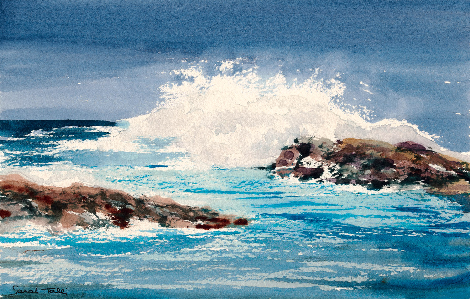 Schiuma bianca delle onde del mare che si infrangono 